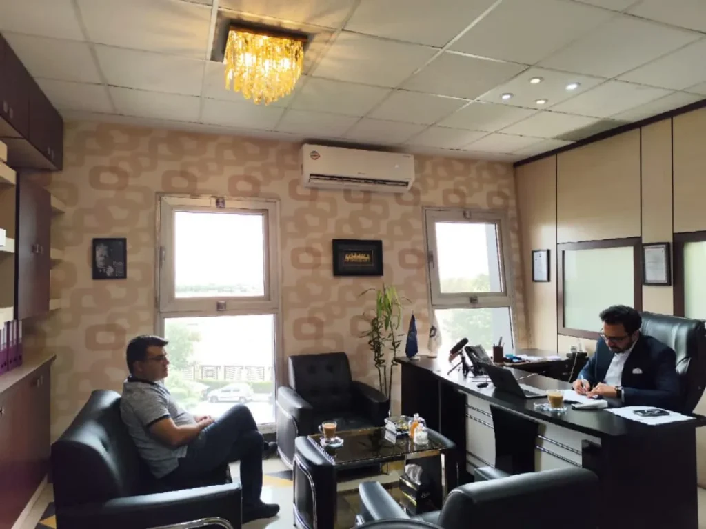 آقای ذوالجناحی مدیر عامل مبل برسینی